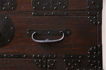 アンティーク家具　明治期!立派な金具が目を惹くアンティークチェスト(時代箪笥、衣装箪笥、重ね箪笥)