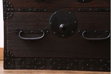 アンティーク家具　明治期!立派な金具が目を惹くアンティークチェスト(時代箪笥、衣装箪笥、重ね箪笥)