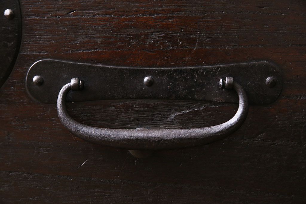 アンティーク家具　明治期!立派な金具が目を惹くアンティークチェスト(時代箪笥、衣装箪笥、重ね箪笥)