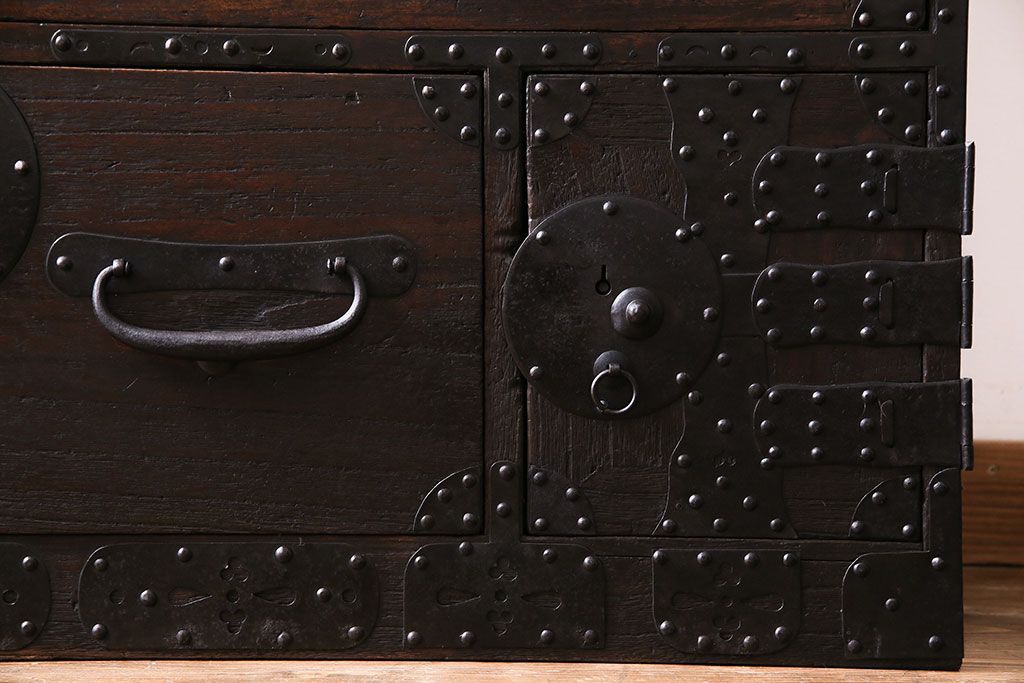 アンティーク家具　明治期!立派な金具が目を惹くアンティークチェスト(時代箪笥、衣装箪笥、重ね箪笥)
