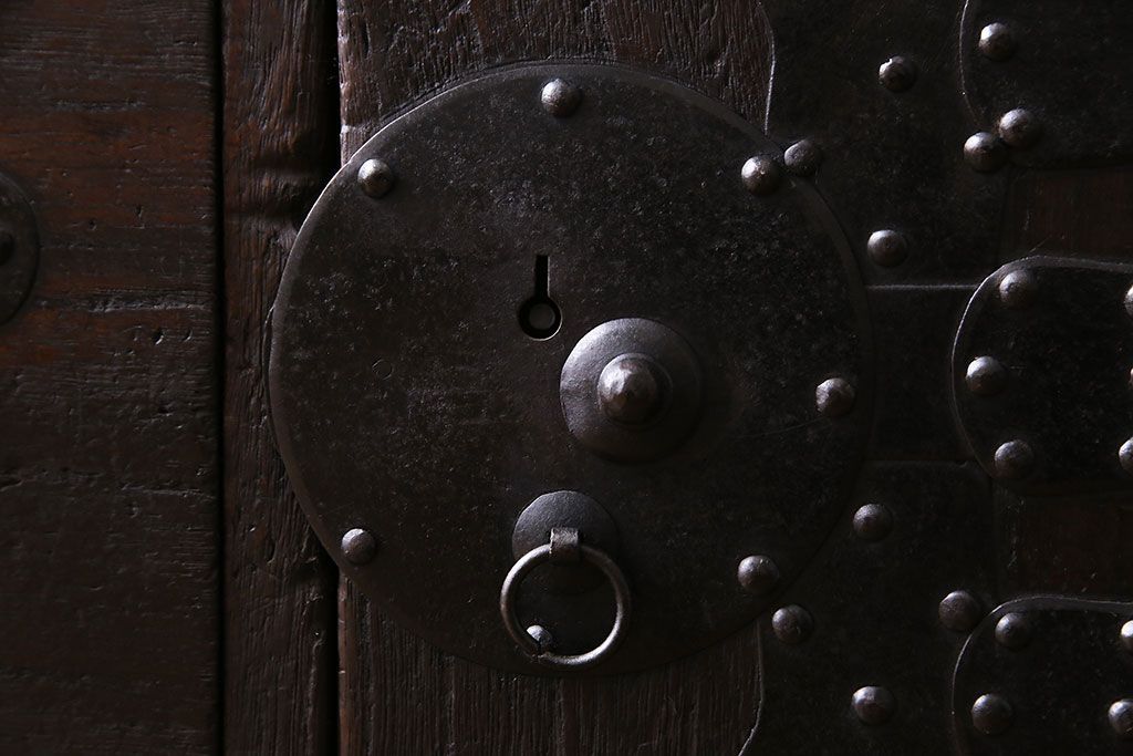 アンティーク家具　明治期!立派な金具が目を惹くアンティークチェスト(時代箪笥、衣装箪笥、重ね箪笥)