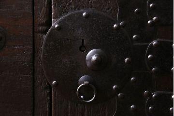 アンティーク家具　明治期!立派な金具が目を惹くアンティークチェスト(時代箪笥、衣装箪笥、重ね箪笥)