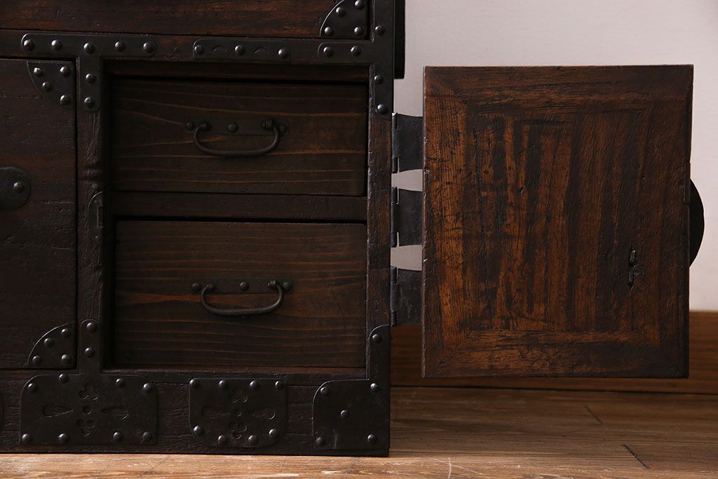 アンティーク家具　明治期!立派な金具が目を惹くアンティークチェスト(時代箪笥、衣装箪笥、重ね箪笥)