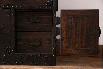 アンティーク家具　明治期!立派な金具が目を惹くアンティークチェスト(時代箪笥、衣装箪笥、重ね箪笥)