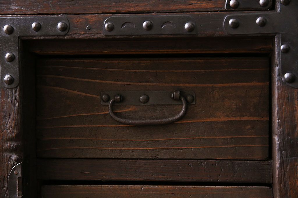 アンティーク家具　明治期!立派な金具が目を惹くアンティークチェスト(時代箪笥、衣装箪笥、重ね箪笥)