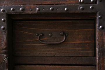 アンティーク家具　明治期!立派な金具が目を惹くアンティークチェスト(時代箪笥、衣装箪笥、重ね箪笥)