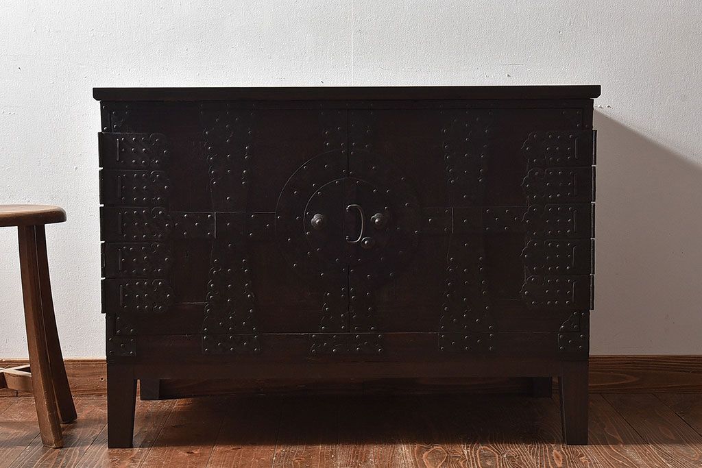 [A様ご成約済]　和製アンティーク　前面桐材　観音開き戸がおしゃれな脚付きローチェスト(衣装箪笥、引き出し、テレビボード)