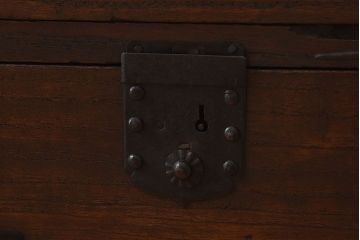 [A様ご成約済]　和製アンティーク　前面桐材　観音開き戸がおしゃれな脚付きローチェスト(衣装箪笥、引き出し、テレビボード)