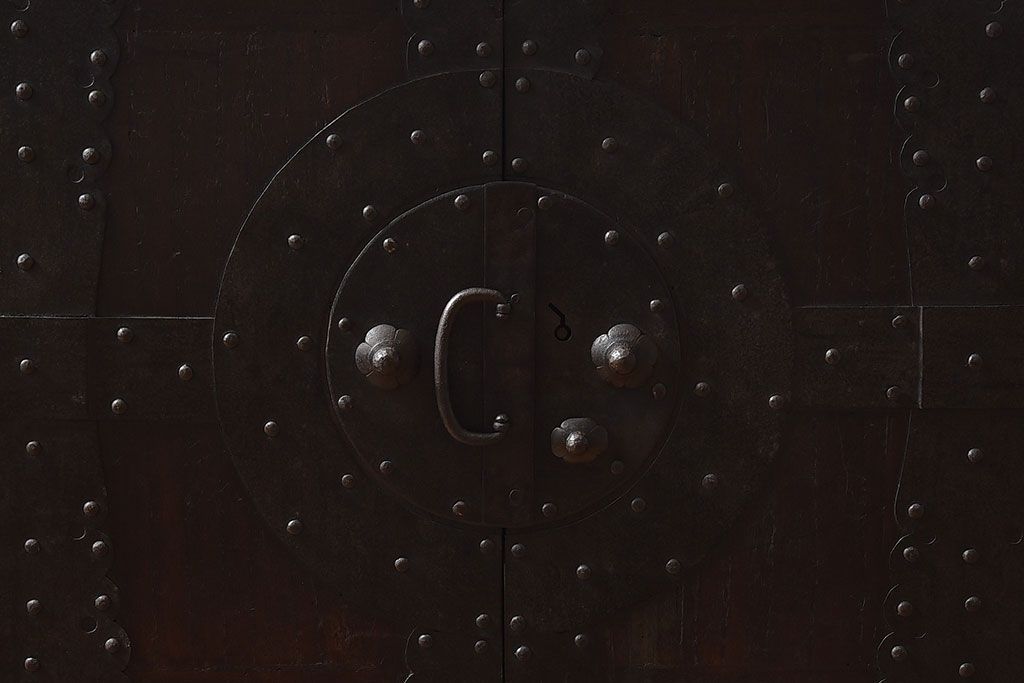 [A様ご成約済]　和製アンティーク　前面桐材　観音開き戸がおしゃれな脚付きローチェスト(衣装箪笥、引き出し、テレビボード)