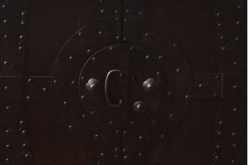 [A様ご成約済]　和製アンティーク　前面桐材　観音開き戸がおしゃれな脚付きローチェスト(衣装箪笥、引き出し、テレビボード)