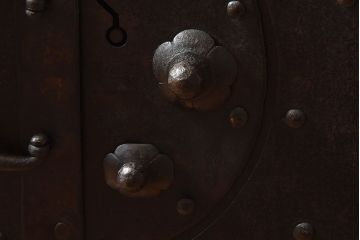 [A様ご成約済]　和製アンティーク　前面桐材　観音開き戸がおしゃれな脚付きローチェスト(衣装箪笥、引き出し、テレビボード)