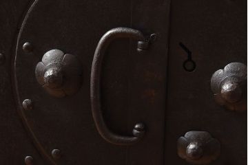 [A様ご成約済]　和製アンティーク　前面桐材　観音開き戸がおしゃれな脚付きローチェスト(衣装箪笥、引き出し、テレビボード)