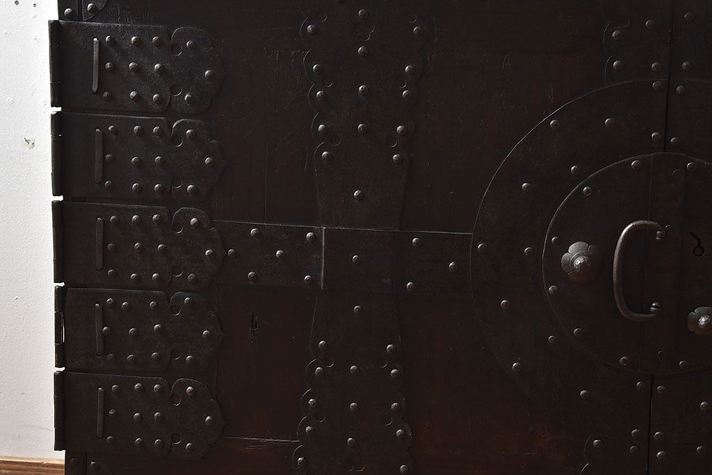 [A様ご成約済]　和製アンティーク　前面桐材　観音開き戸がおしゃれな脚付きローチェスト(衣装箪笥、引き出し、テレビボード)