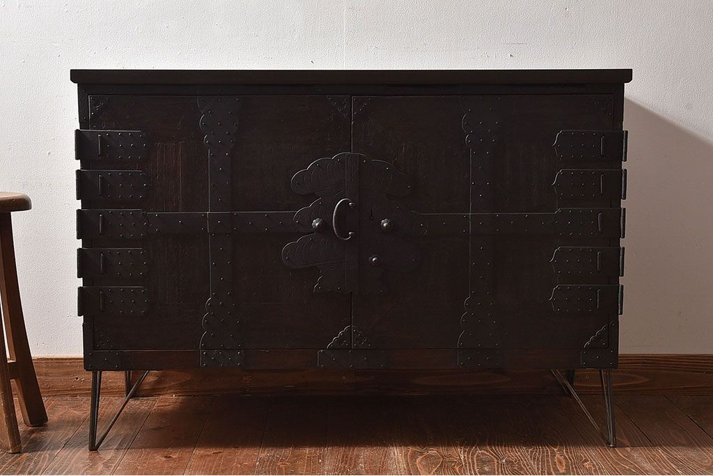 アンティーク家具　【和製アンティーク　鉄脚付き　松の金具が珍しい和モダンなローチェスト(衣装箪笥、テレビボード、引き出し)