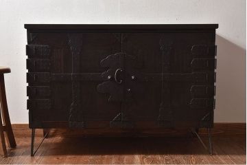 アンティーク家具　【和製アンティーク　鉄脚付き　松の金具が珍しい和モダンなローチェスト(衣装箪笥、テレビボード、引き出し)