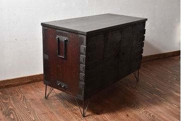 アンティーク家具　【和製アンティーク　鉄脚付き　松の金具が珍しい和モダンなローチェスト(衣装箪笥、テレビボード、引き出し)
