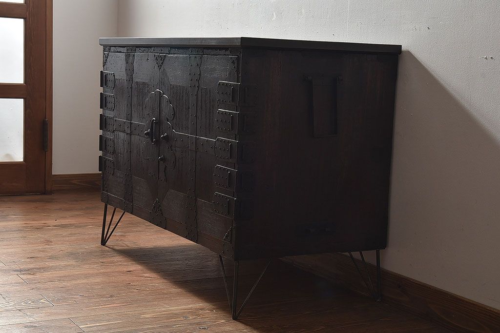 アンティーク家具　【和製アンティーク　鉄脚付き　松の金具が珍しい和モダンなローチェスト(衣装箪笥、テレビボード、引き出し)