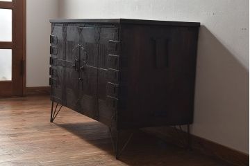 アンティーク家具　【和製アンティーク　鉄脚付き　松の金具が珍しい和モダンなローチェスト(衣装箪笥、テレビボード、引き出し)
