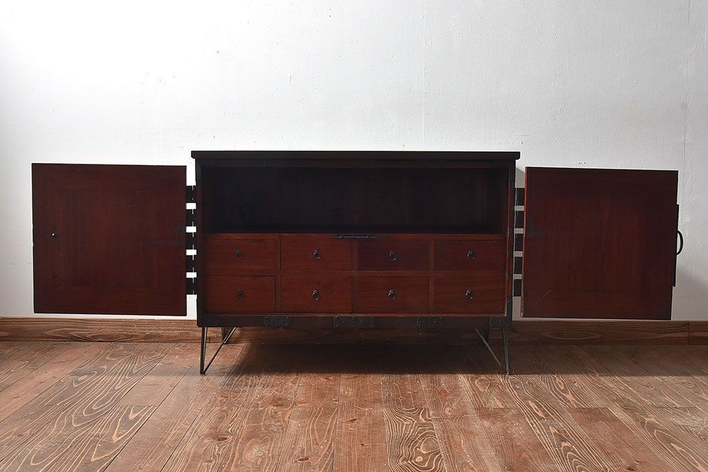 アンティーク家具　【和製アンティーク　鉄脚付き　松の金具が珍しい和モダンなローチェスト(衣装箪笥、テレビボード、引き出し)