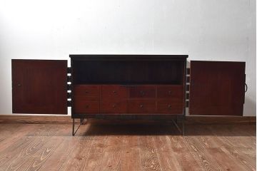 アンティーク家具　【和製アンティーク　鉄脚付き　松の金具が珍しい和モダンなローチェスト(衣装箪笥、テレビボード、引き出し)