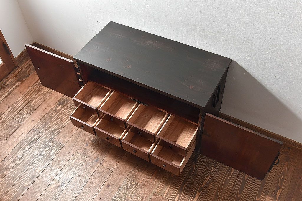アンティーク家具　【和製アンティーク　鉄脚付き　松の金具が珍しい和モダンなローチェスト(衣装箪笥、テレビボード、引き出し)