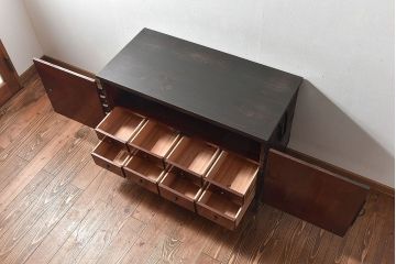 アンティーク家具　【和製アンティーク　鉄脚付き　松の金具が珍しい和モダンなローチェスト(衣装箪笥、テレビボード、引き出し)