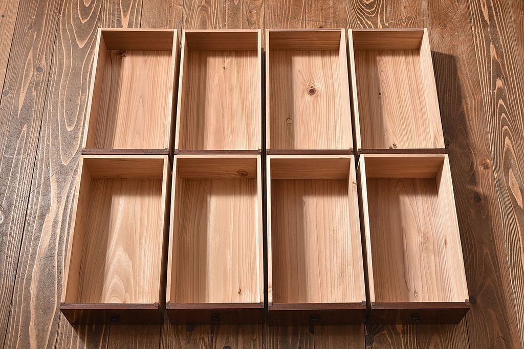 アンティーク家具　【和製アンティーク　鉄脚付き　松の金具が珍しい和モダンなローチェスト(衣装箪笥、テレビボード、引き出し)