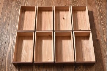 アンティーク家具　【和製アンティーク　鉄脚付き　松の金具が珍しい和モダンなローチェスト(衣装箪笥、テレビボード、引き出し)