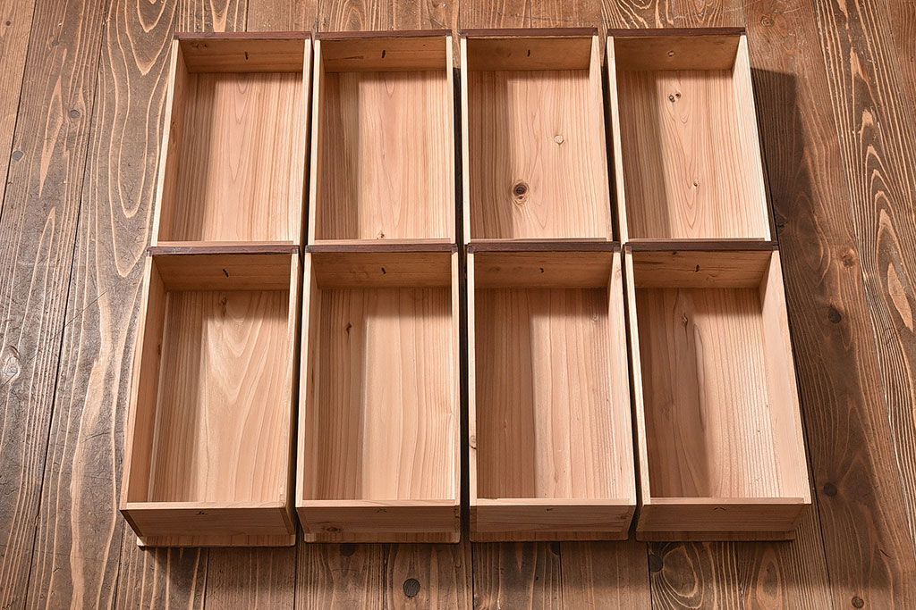 アンティーク家具　【和製アンティーク　鉄脚付き　松の金具が珍しい和モダンなローチェスト(衣装箪笥、テレビボード、引き出し)