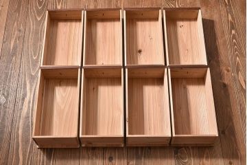 アンティーク家具　【和製アンティーク　鉄脚付き　松の金具が珍しい和モダンなローチェスト(衣装箪笥、テレビボード、引き出し)