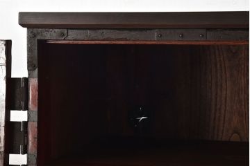 アンティーク家具　【和製アンティーク　鉄脚付き　松の金具が珍しい和モダンなローチェスト(衣装箪笥、テレビボード、引き出し)