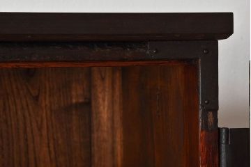 アンティーク家具　【和製アンティーク　鉄脚付き　松の金具が珍しい和モダンなローチェスト(衣装箪笥、テレビボード、引き出し)