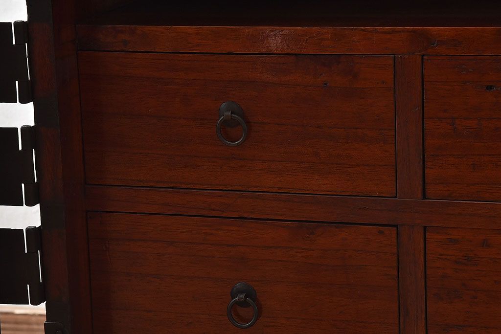 アンティーク家具　【和製アンティーク　鉄脚付き　松の金具が珍しい和モダンなローチェスト(衣装箪笥、テレビボード、引き出し)