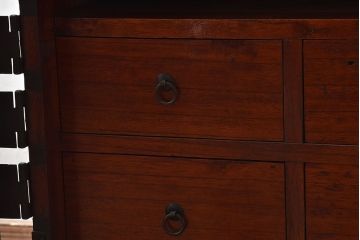 アンティーク家具　【和製アンティーク　鉄脚付き　松の金具が珍しい和モダンなローチェスト(衣装箪笥、テレビボード、引き出し)