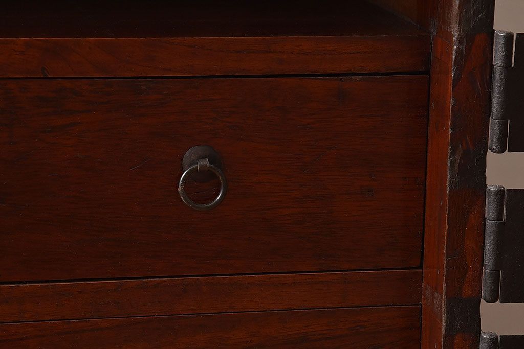 アンティーク家具　【和製アンティーク　鉄脚付き　松の金具が珍しい和モダンなローチェスト(衣装箪笥、テレビボード、引き出し)