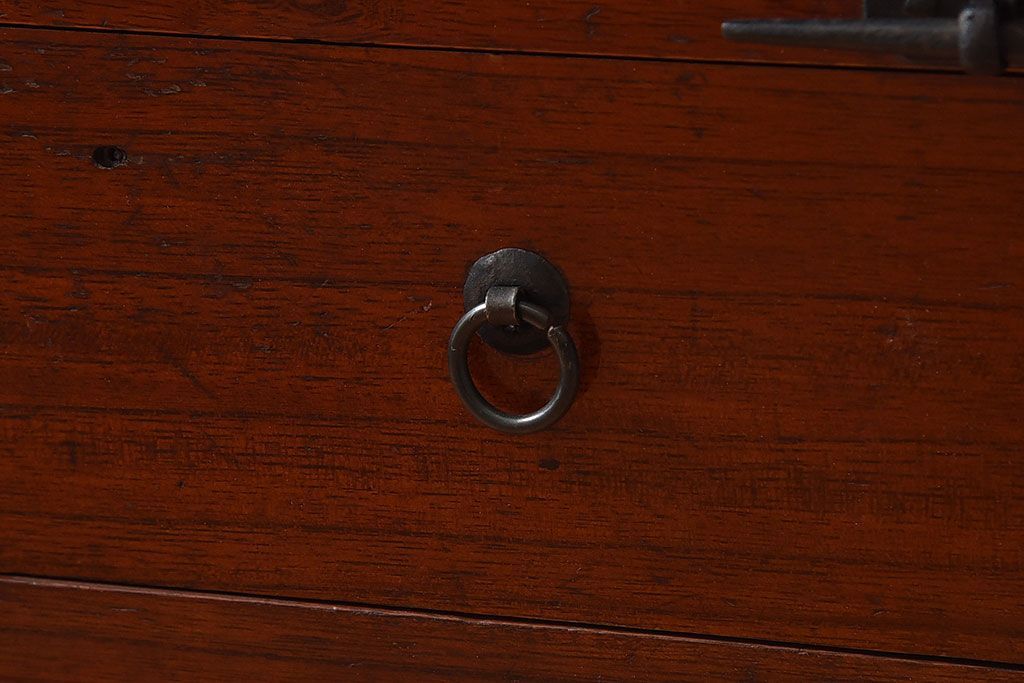 アンティーク家具　【和製アンティーク　鉄脚付き　松の金具が珍しい和モダンなローチェスト(衣装箪笥、テレビボード、引き出し)