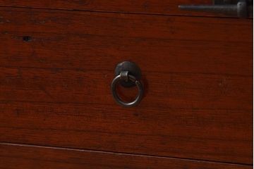 アンティーク家具　【和製アンティーク　鉄脚付き　松の金具が珍しい和モダンなローチェスト(衣装箪笥、テレビボード、引き出し)