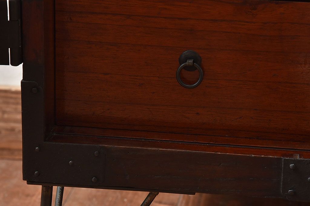 アンティーク家具　【和製アンティーク　鉄脚付き　松の金具が珍しい和モダンなローチェスト(衣装箪笥、テレビボード、引き出し)