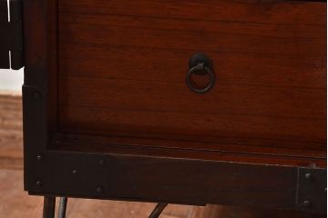 アンティーク家具　【和製アンティーク　鉄脚付き　松の金具が珍しい和モダンなローチェスト(衣装箪笥、テレビボード、引き出し)