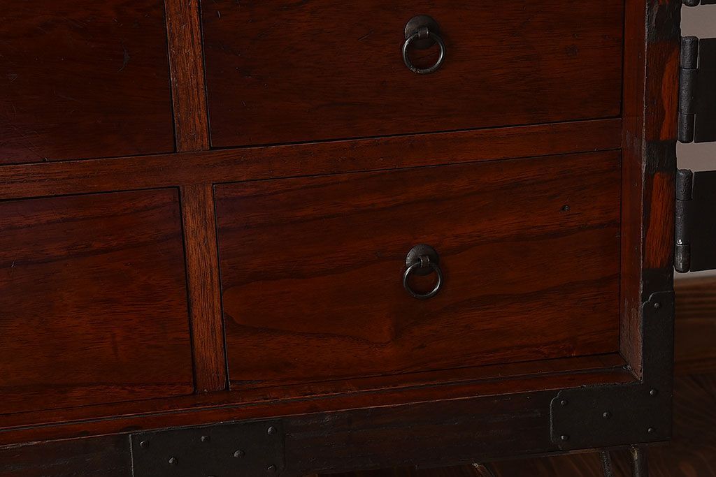 アンティーク家具　【和製アンティーク　鉄脚付き　松の金具が珍しい和モダンなローチェスト(衣装箪笥、テレビボード、引き出し)