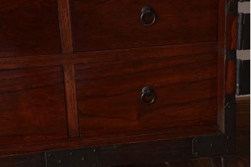 アンティーク家具　【和製アンティーク　鉄脚付き　松の金具が珍しい和モダンなローチェスト(衣装箪笥、テレビボード、引き出し)