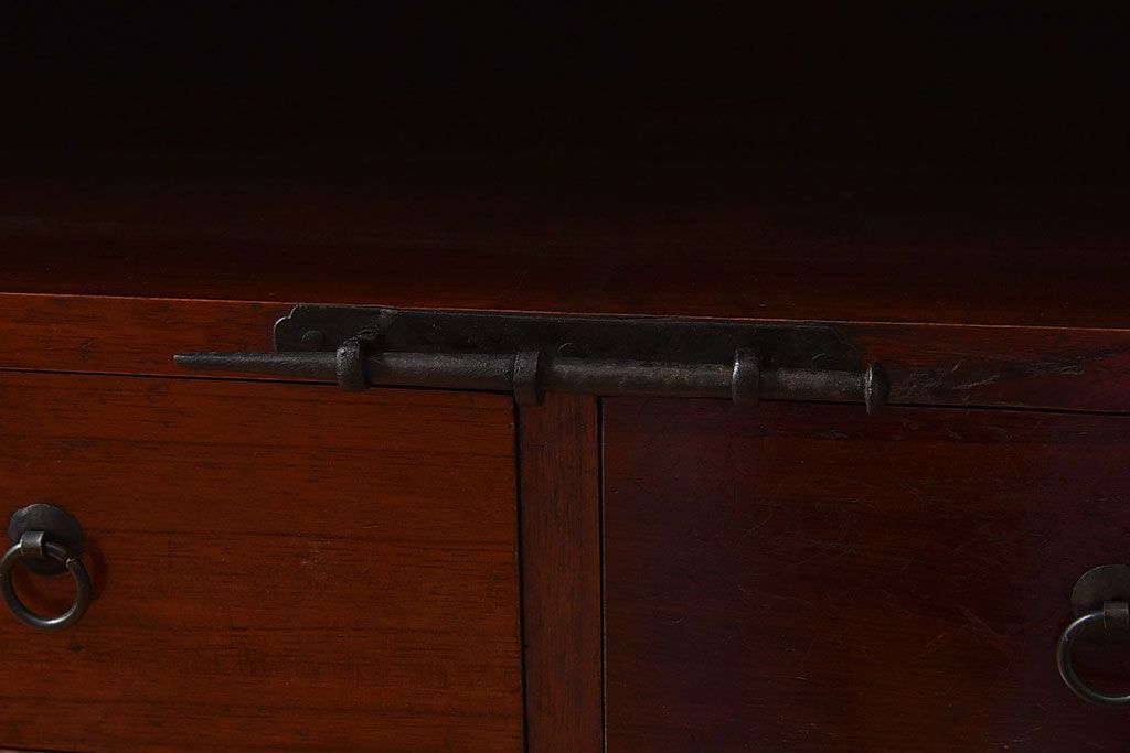 アンティーク家具　【和製アンティーク　鉄脚付き　松の金具が珍しい和モダンなローチェスト(衣装箪笥、テレビボード、引き出し)