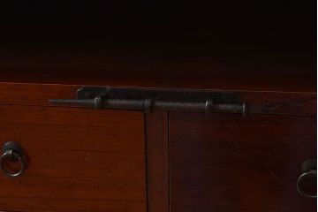 アンティーク家具　【和製アンティーク　鉄脚付き　松の金具が珍しい和モダンなローチェスト(衣装箪笥、テレビボード、引き出し)