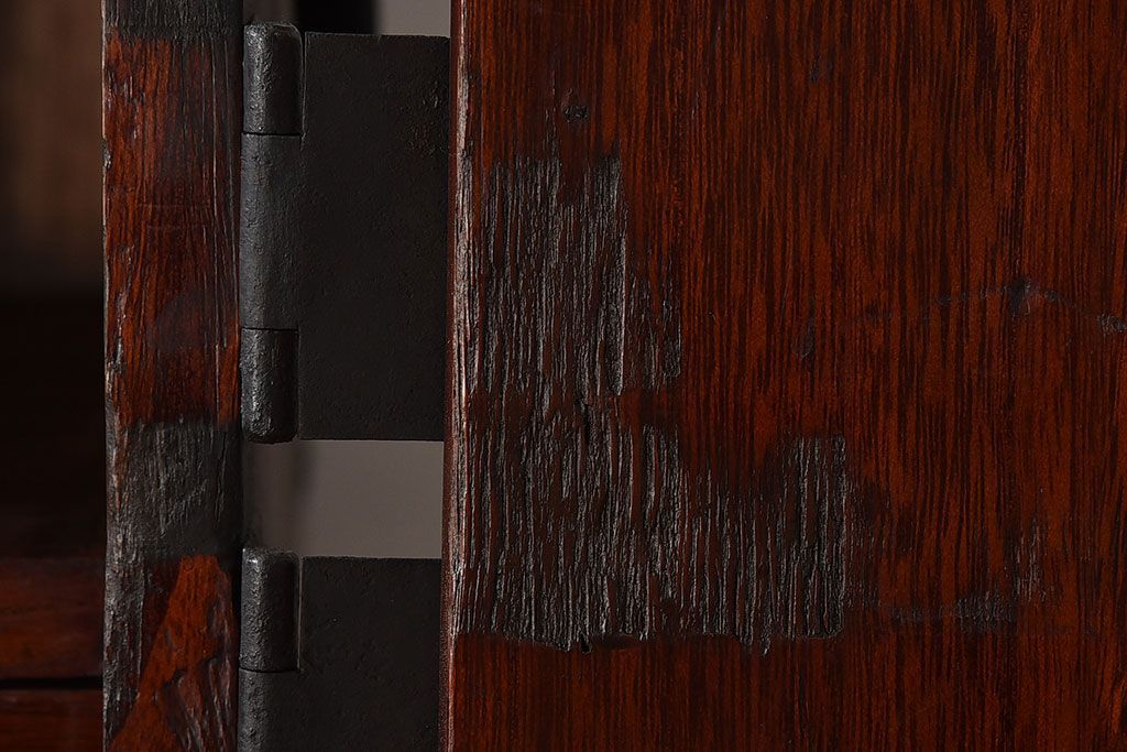 アンティーク家具　【和製アンティーク　鉄脚付き　松の金具が珍しい和モダンなローチェスト(衣装箪笥、テレビボード、引き出し)