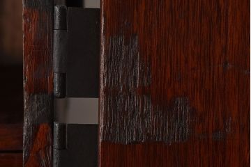 アンティーク家具　【和製アンティーク　鉄脚付き　松の金具が珍しい和モダンなローチェスト(衣装箪笥、テレビボード、引き出し)