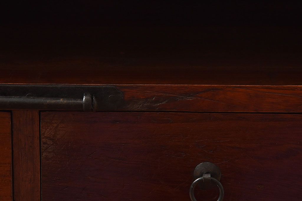 アンティーク家具　【和製アンティーク　鉄脚付き　松の金具が珍しい和モダンなローチェスト(衣装箪笥、テレビボード、引き出し)