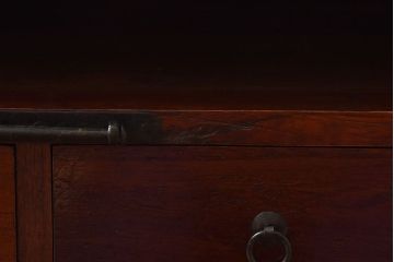 アンティーク家具　【和製アンティーク　鉄脚付き　松の金具が珍しい和モダンなローチェスト(衣装箪笥、テレビボード、引き出し)