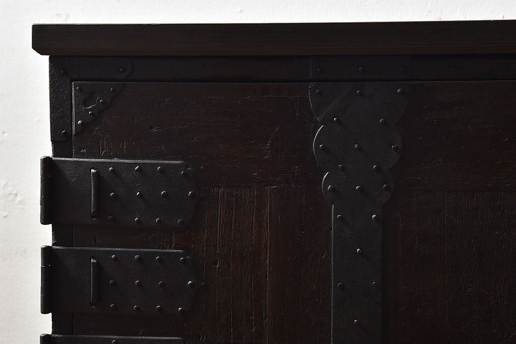 アンティーク家具　【和製アンティーク　鉄脚付き　松の金具が珍しい和モダンなローチェスト(衣装箪笥、テレビボード、引き出し)