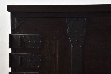 アンティーク家具　【和製アンティーク　鉄脚付き　松の金具が珍しい和モダンなローチェスト(衣装箪笥、テレビボード、引き出し)