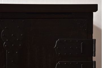 アンティーク家具　【和製アンティーク　鉄脚付き　松の金具が珍しい和モダンなローチェスト(衣装箪笥、テレビボード、引き出し)